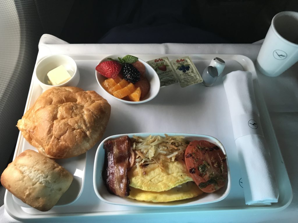 Lufthansa A340 business class breakfast