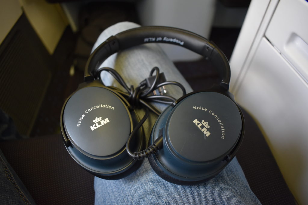 KLM 777-200ER business class headphones