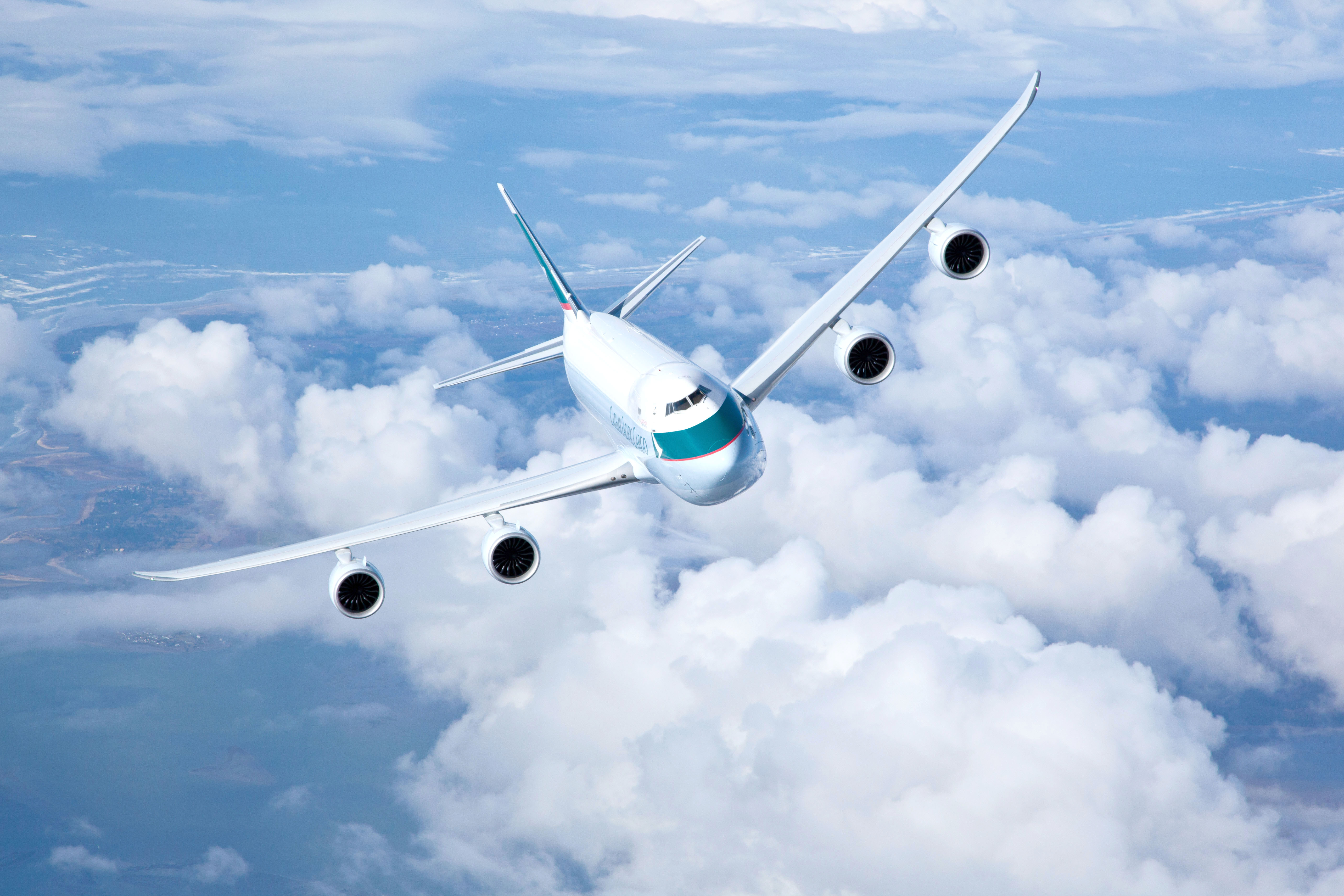 Фото самолетов летающие. Самолет в небе. Небо облака самолет. Летающий самолет. Самолет в голубом небе.