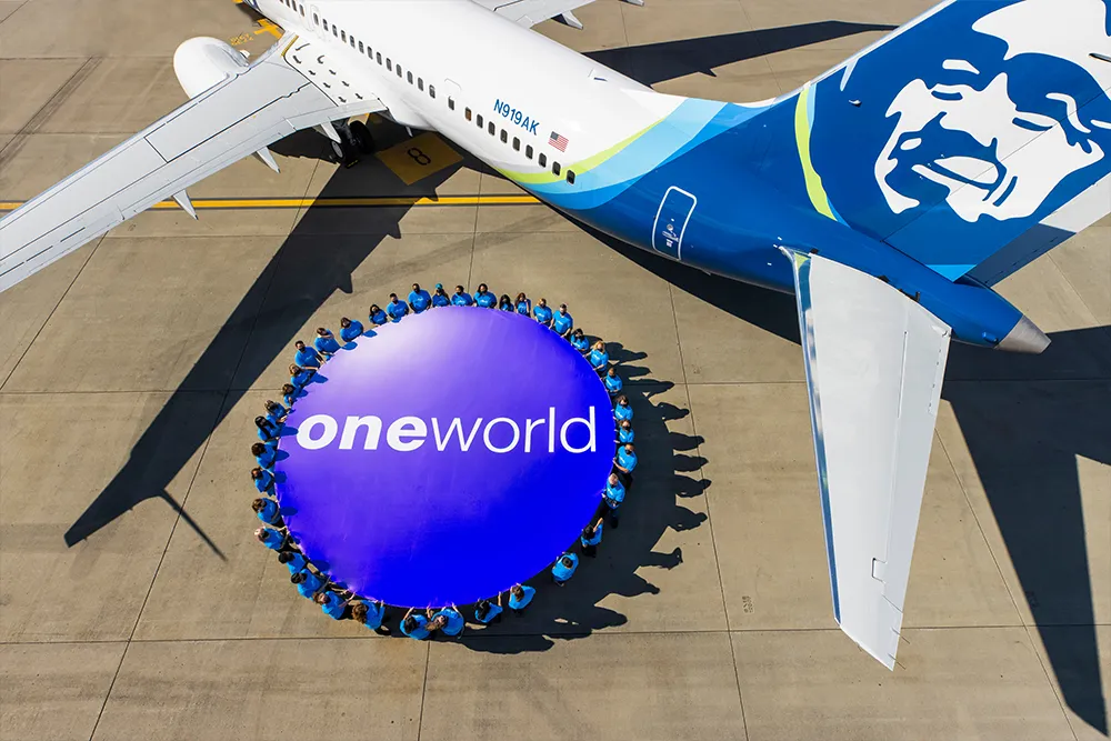 The Oneworld alliance logo adjacent to an Alaska Airlines Boeing 737