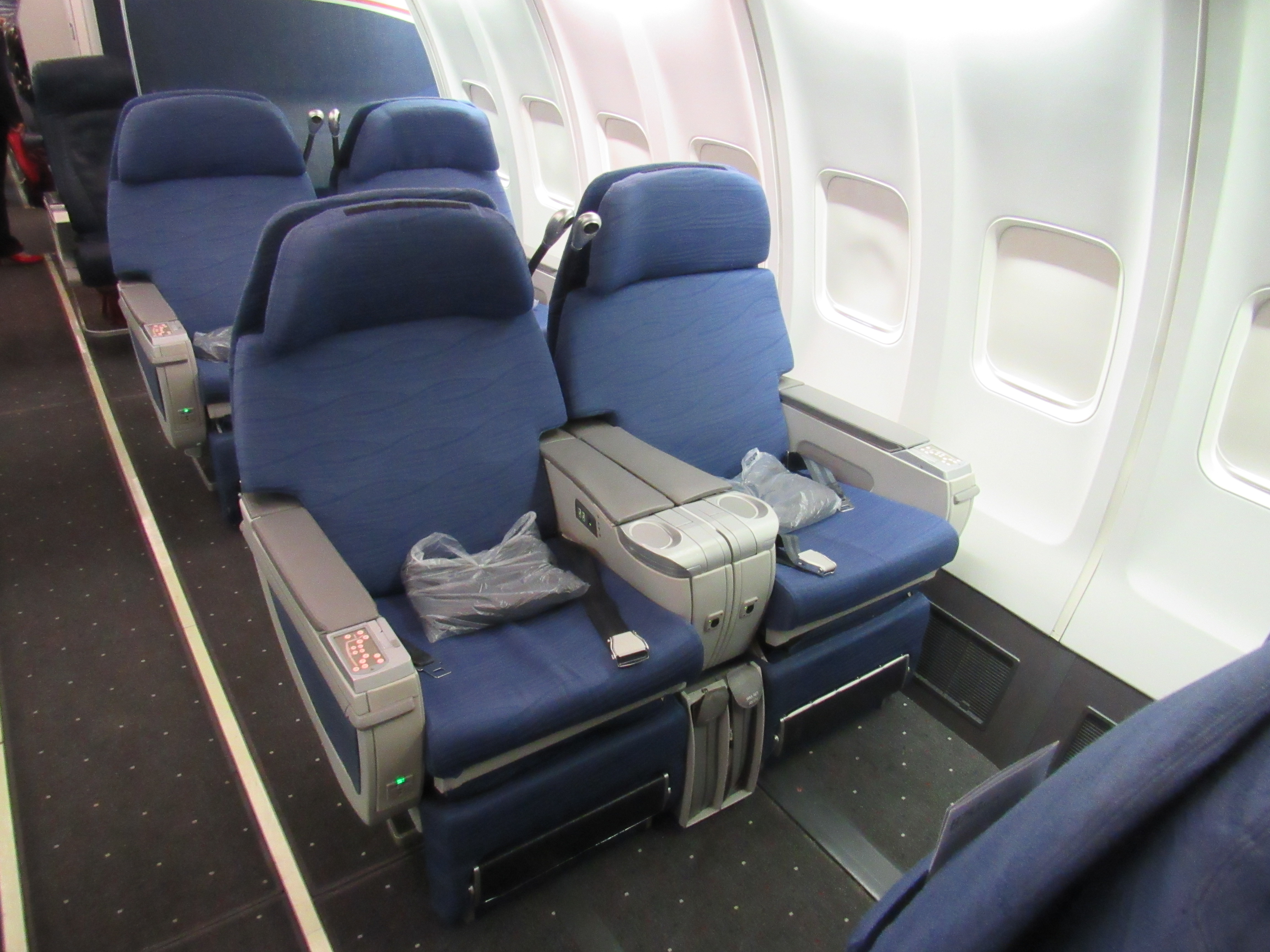 American Airlines LUS 757 Business Class Cabin