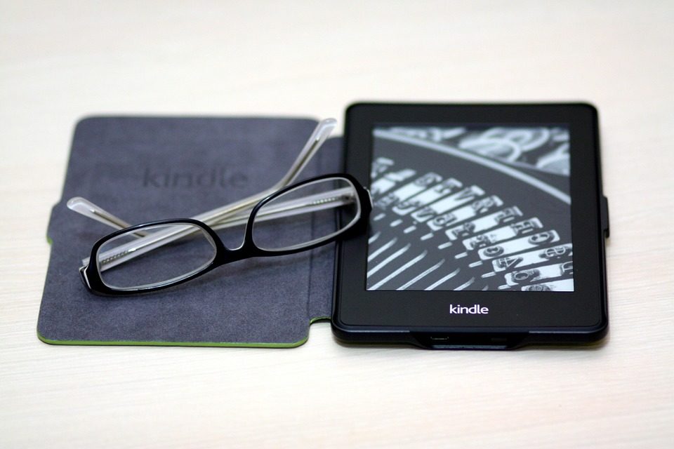 Do You Pack a Book When You Fly? (And Enter for a Chance to Win a Kindle e-Reader!)