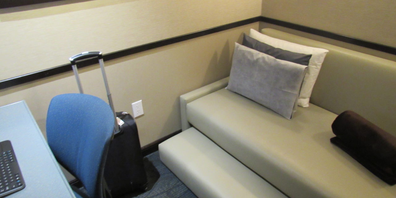 Review DFW Minute Suites Lounge