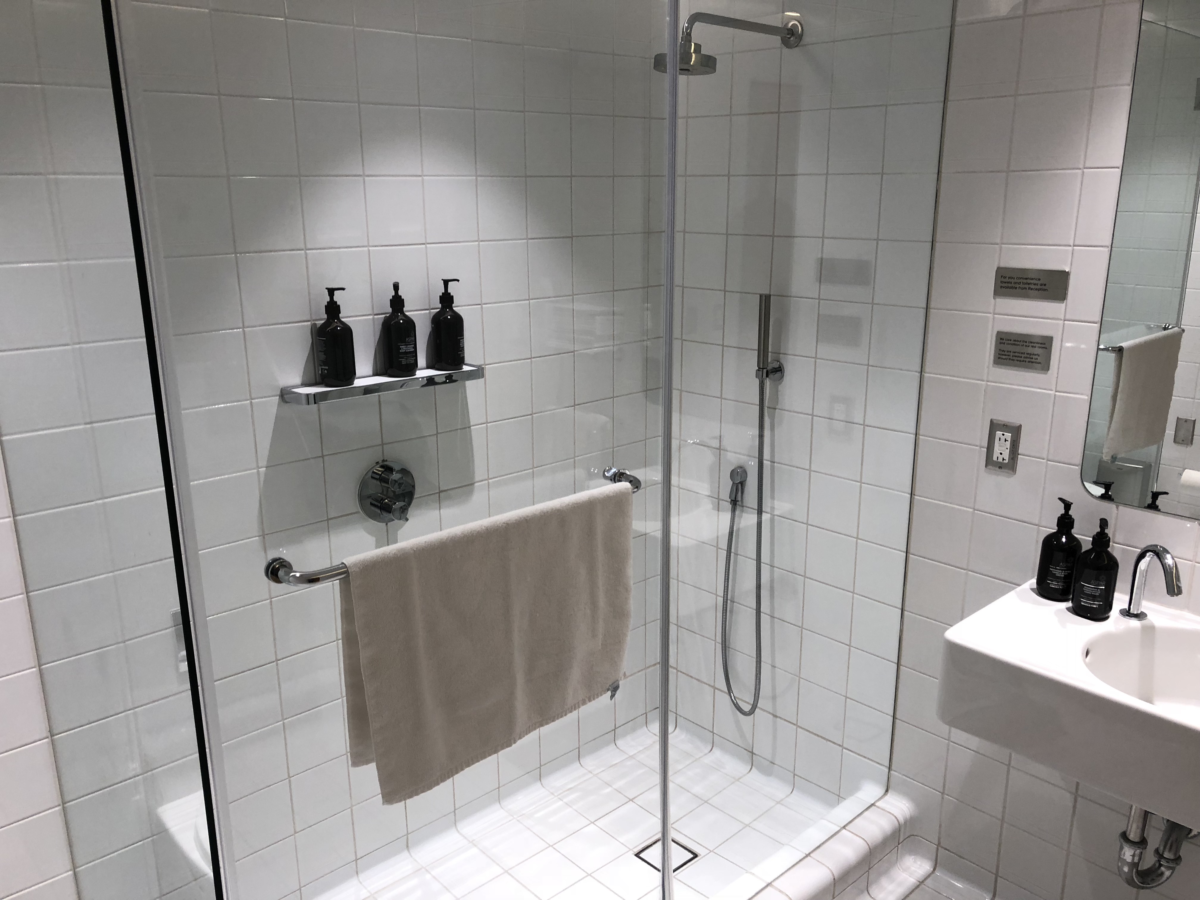 Qantas First Class Lounge LAX Shower Suite