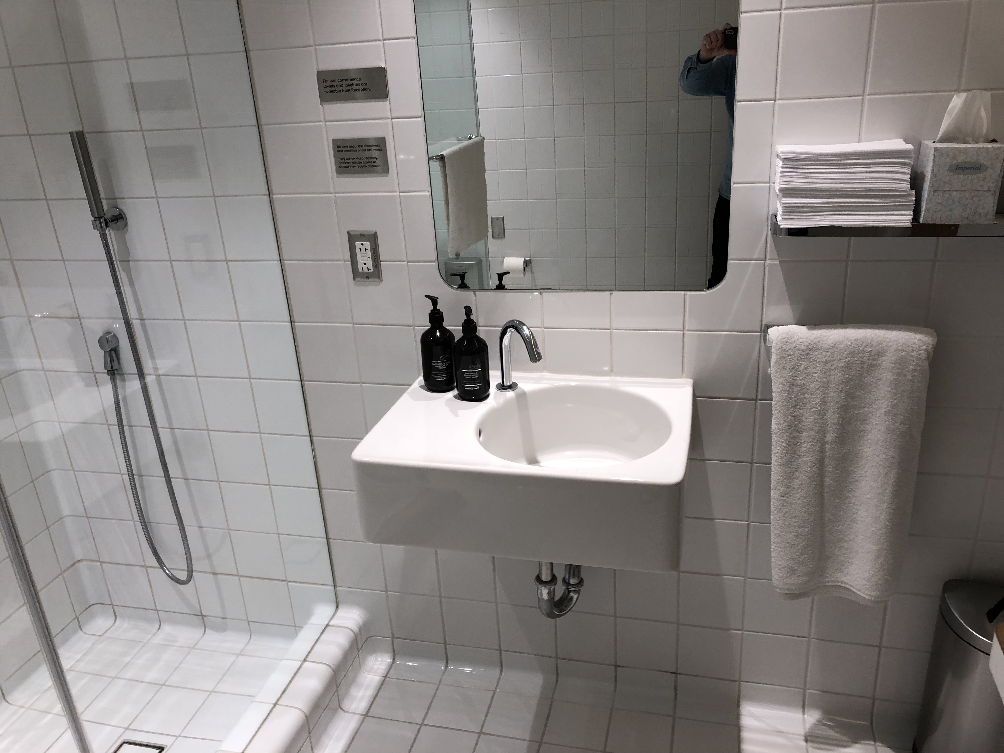 Qantas First Class Lounge LAX Shower Suite Sink