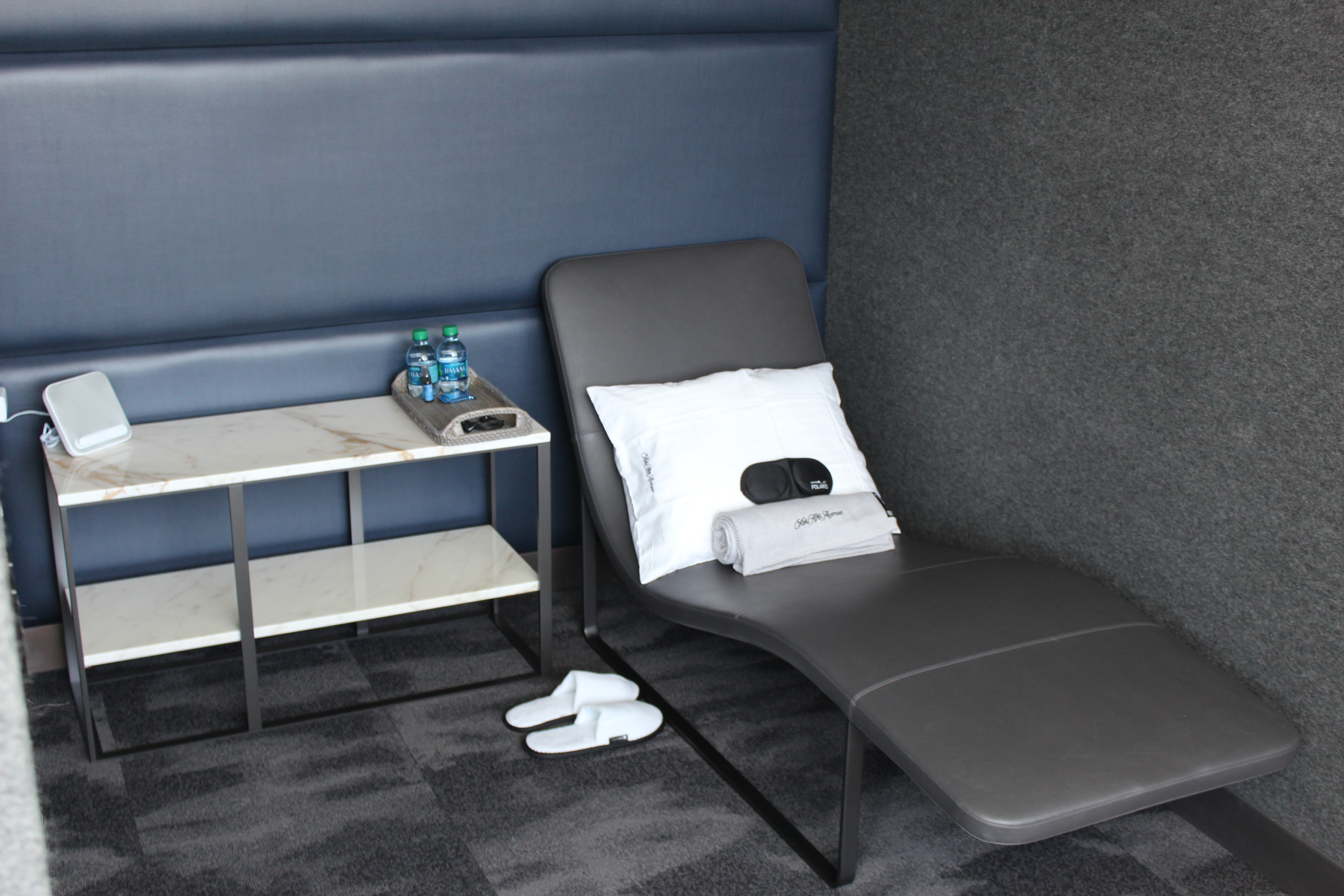 United Polaris Lounge San Francisco Daybed