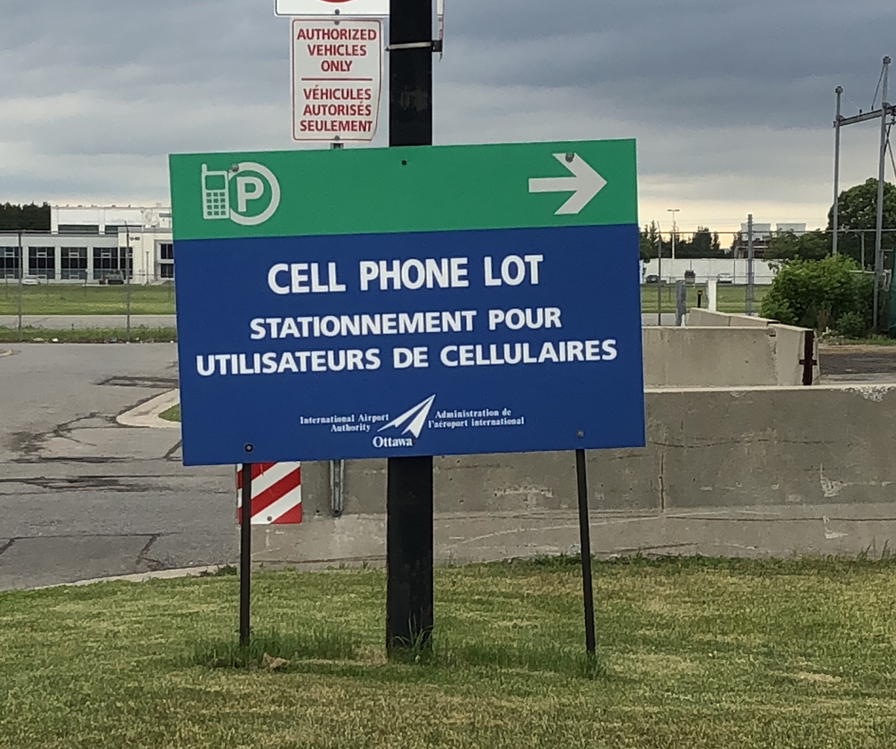 kansas city airport cell phone parking lot