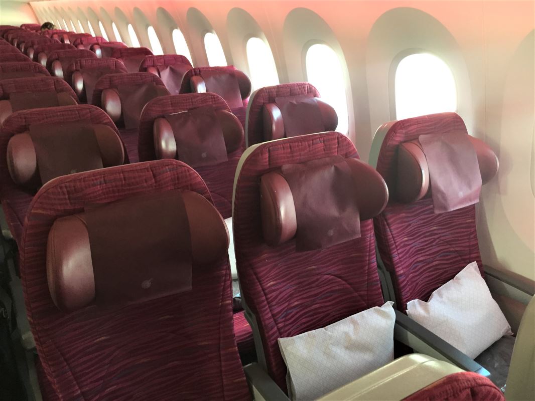 qatar airways 787 economy