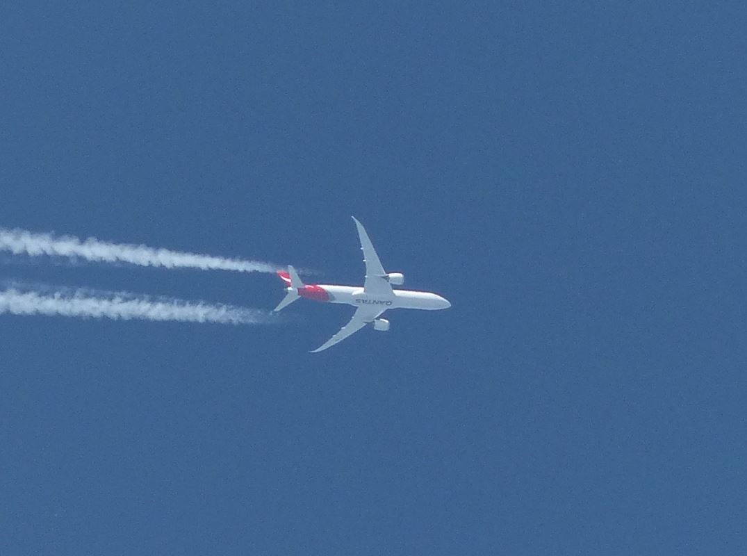 Qantas Boeing 787-9 Flying Overhead with Contrails