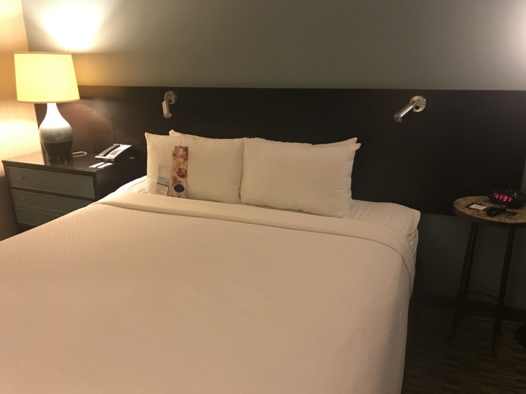 Crowne Plaza Chicago O'Hare bed