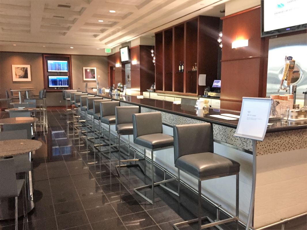 Do you tip at the airline lounge bar?