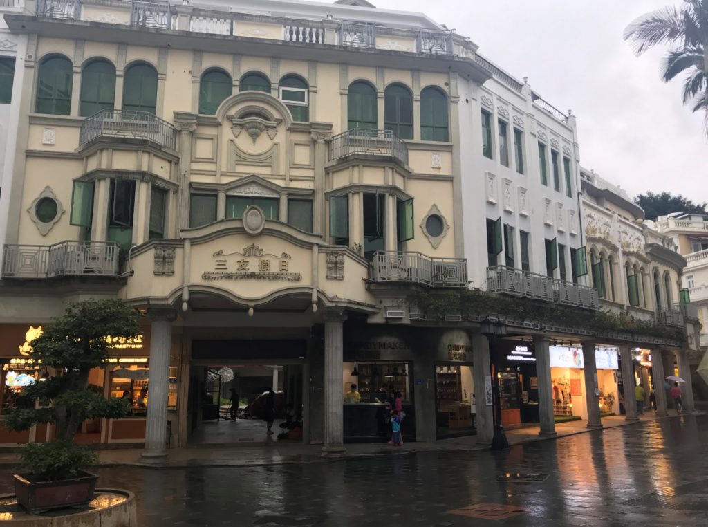 a building with many windows and a sidewalk