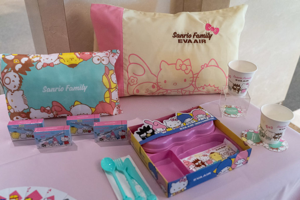 Hello Kitty Hand-in-Hand Service Items