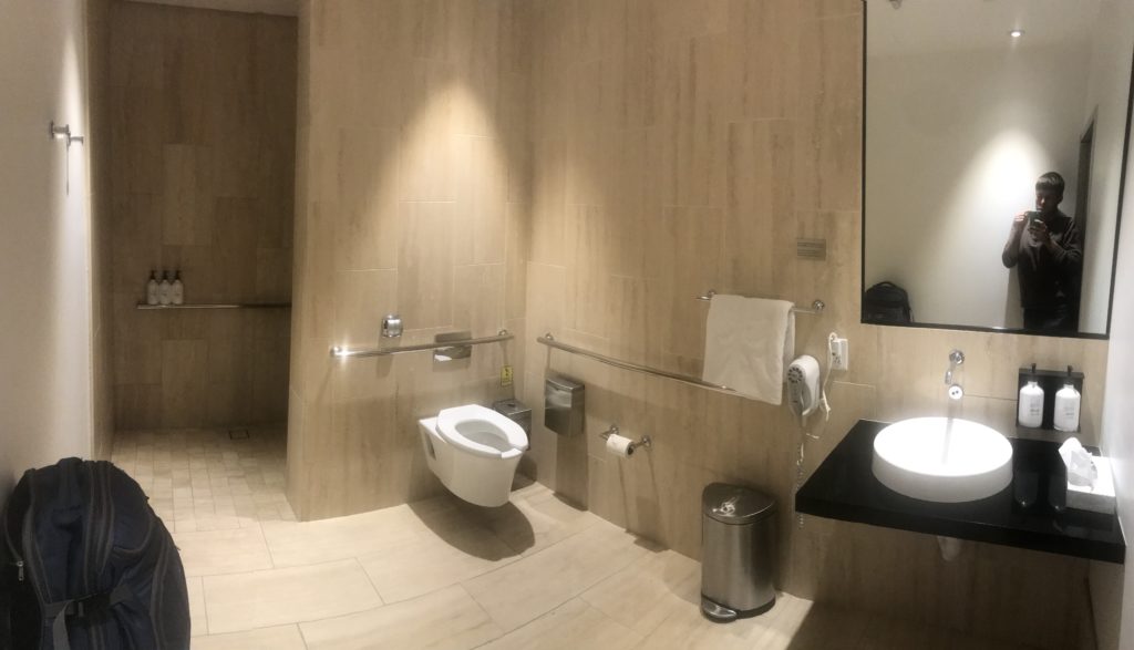 Oneworld Business Class Lounge LAX shower