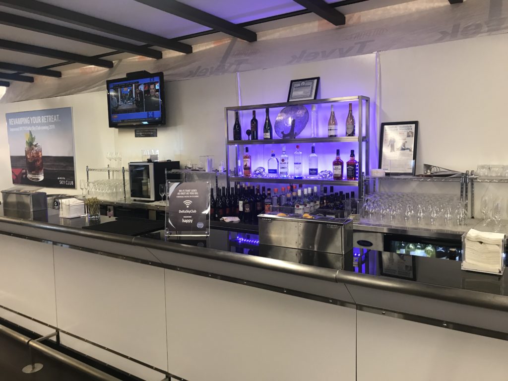 Delta Sky Club JFK Terminal 4 bar