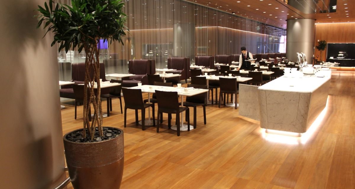 What does it cost to access Qatar Airways’ Al Mourjan Business Class lounge?