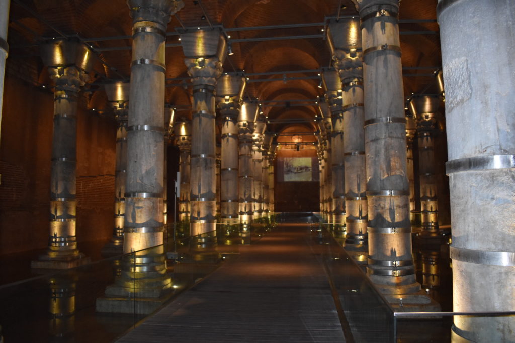 a long hallway with pillars