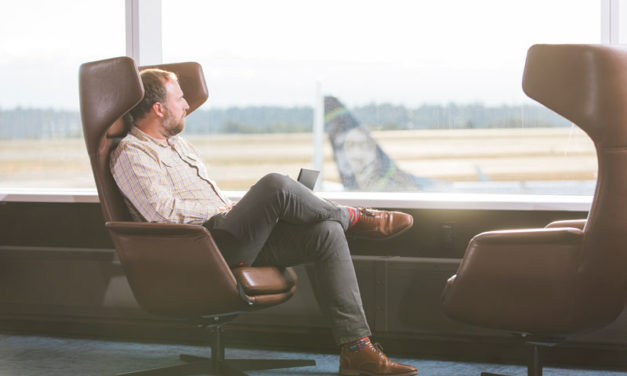 Which airline in the USA offers lounge access to First Class passengers on domestic flights?