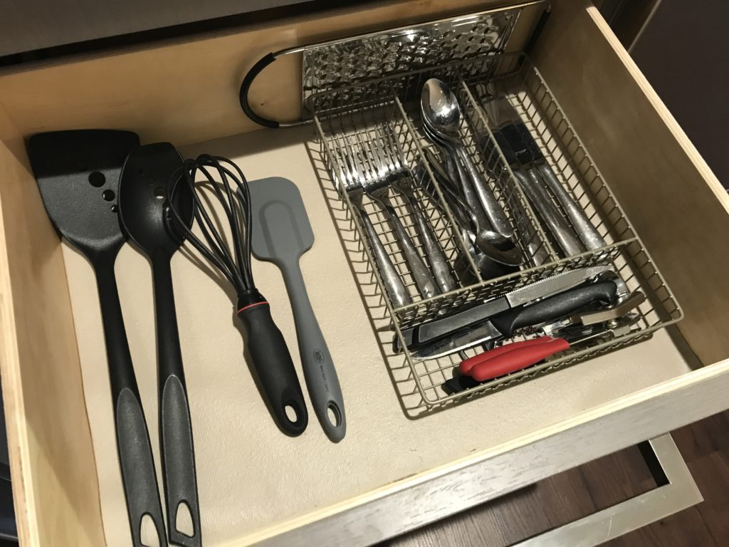 a drawer full of kitchen utensils