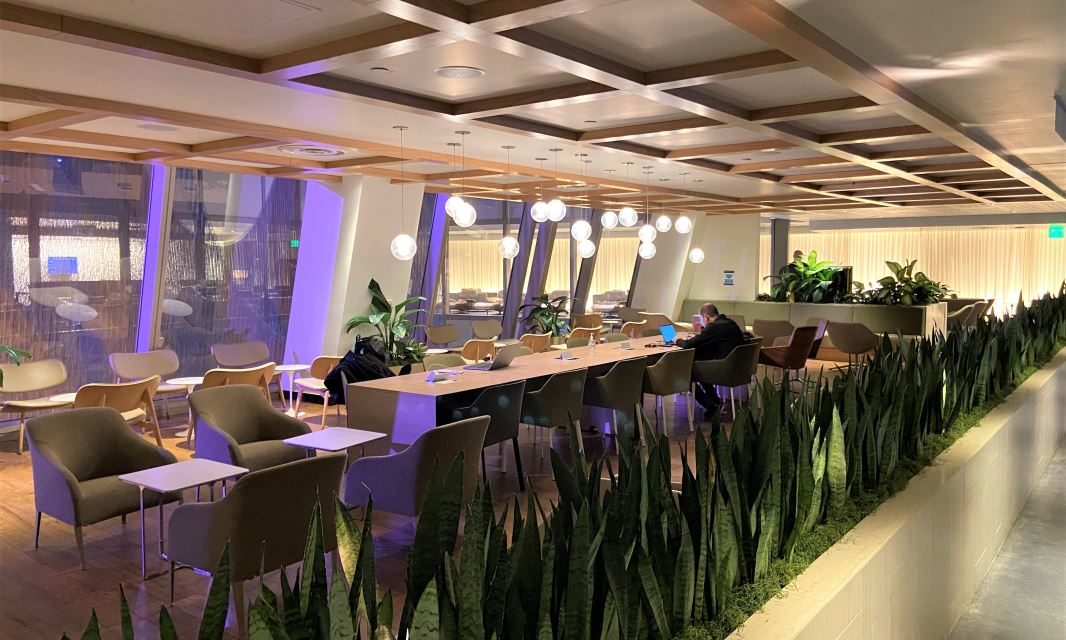 Review: Oneworld Alliance business class lounge Los Angeles