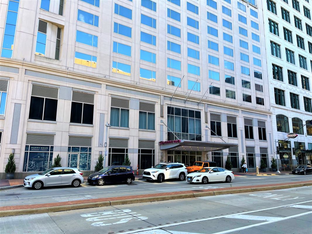 a building with many cars parked in front of it