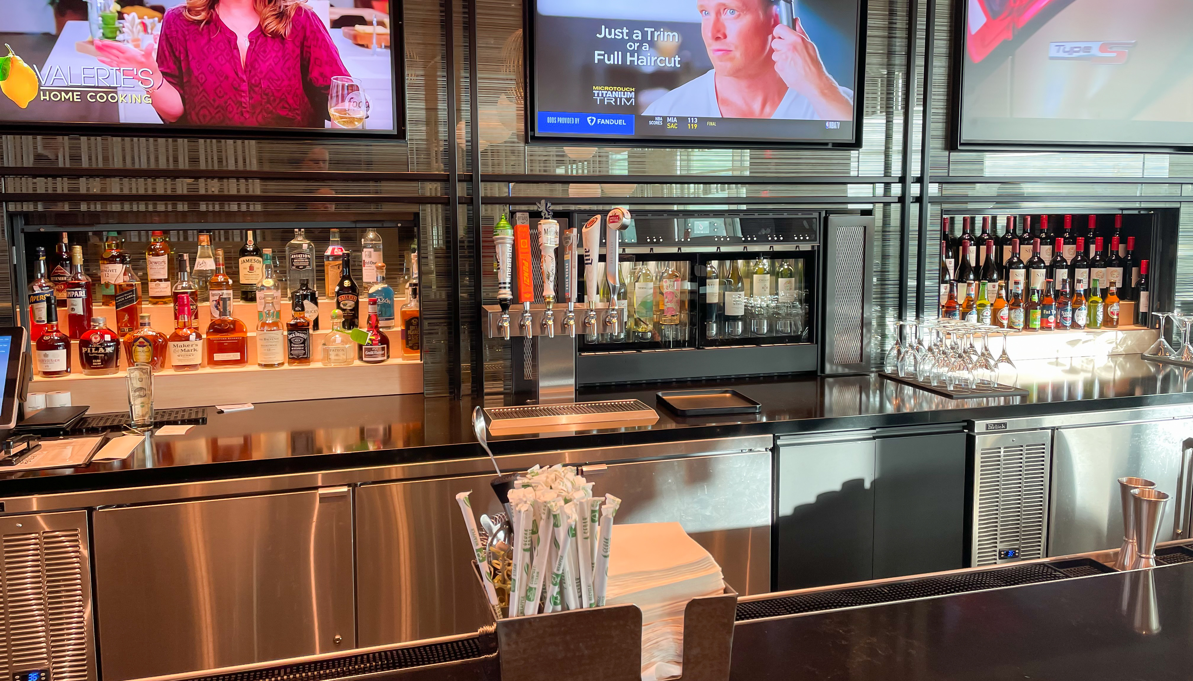 The full service bar at the newly reimagined Admirals Club Washington National Airport.