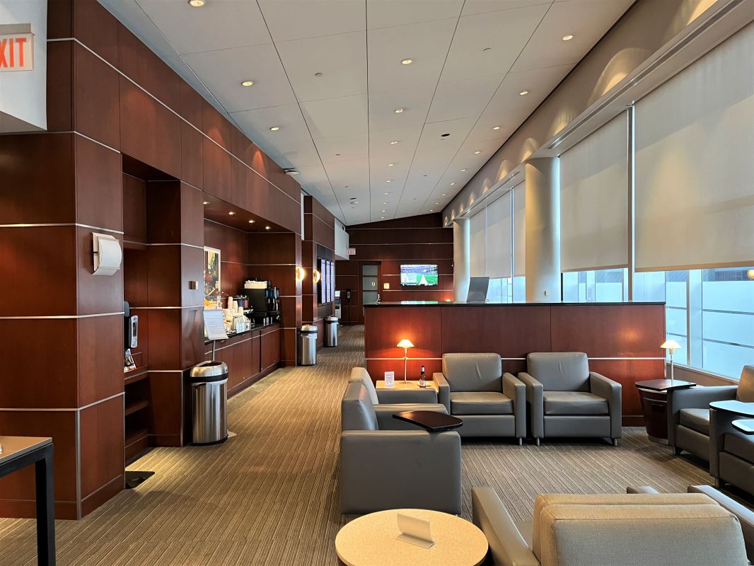Review: American Airlines Admirals Club Philadelphia Terminal F - TravelUpdate