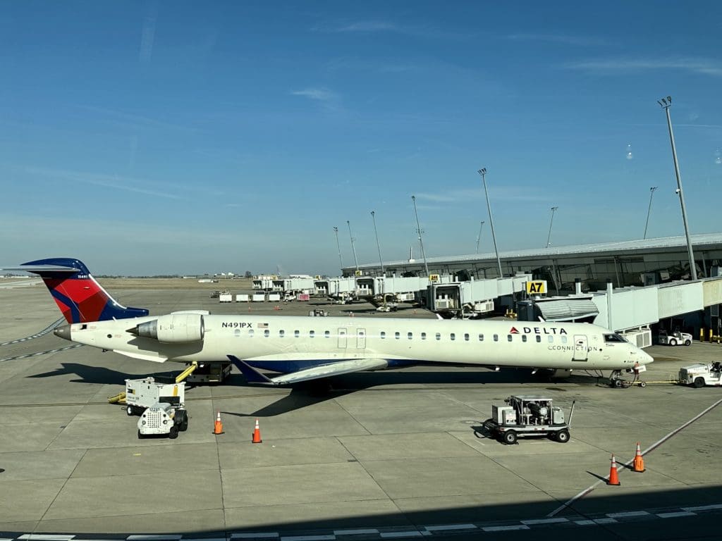 Review Delta Connection Comfort Plus Embraer 175 and CRJ900