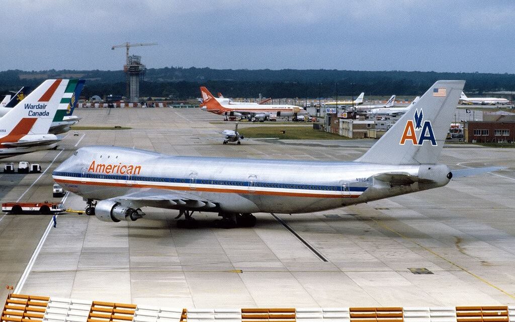 Wow! The American Airlines Boeing 747 had the best coach lounge ever!
