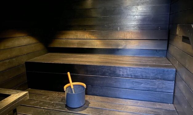 Which two airline lounges are the only ones to feature a sauna?