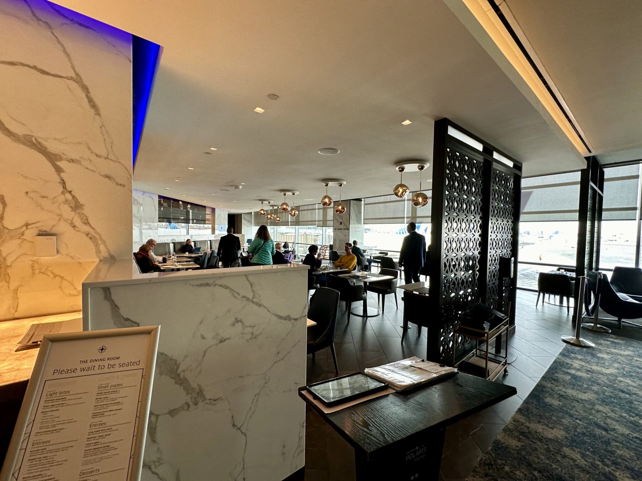 Review: The Fancy United Polaris Lounge Newark (EWR) - TravelUpdate