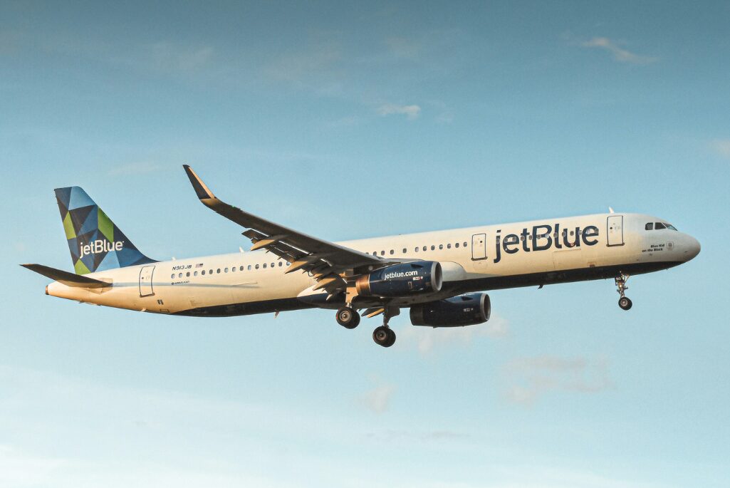 A JetBlue Airbus A321 in flight
