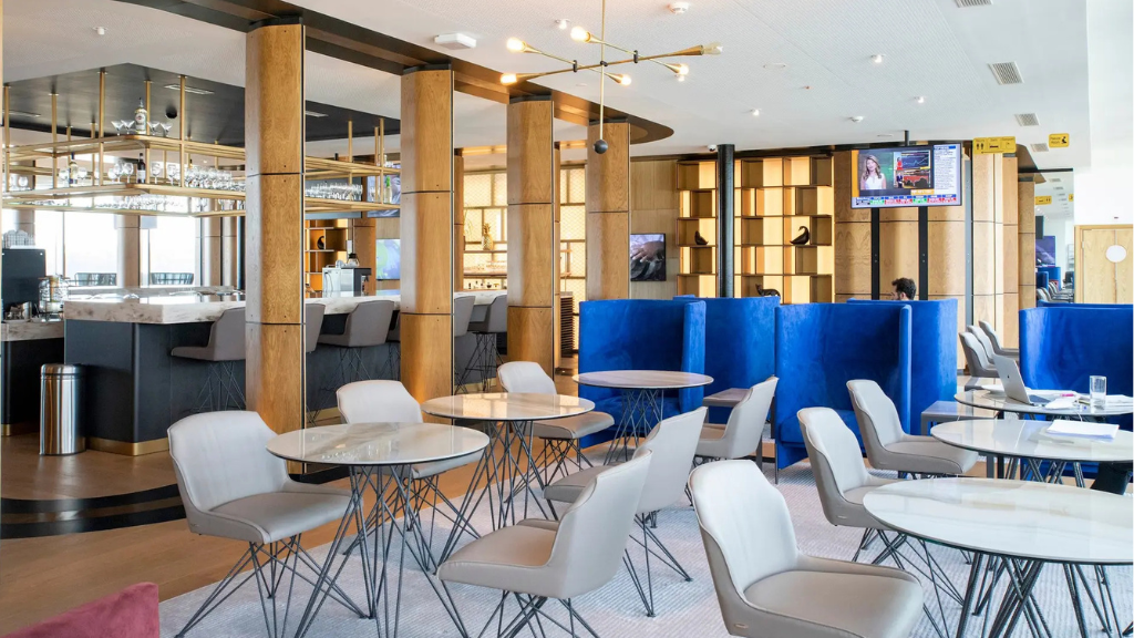 Seating area and bar at the Primeclass Lounge in Zurich (ZRH) which is an Admirals Club partner lounge location