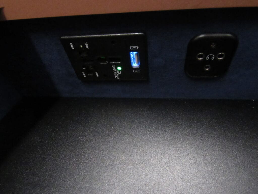 Power & USB Outlet and Headphone jack