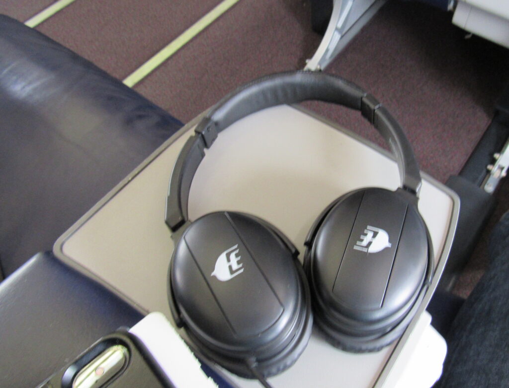 Noise cancelling headphones
