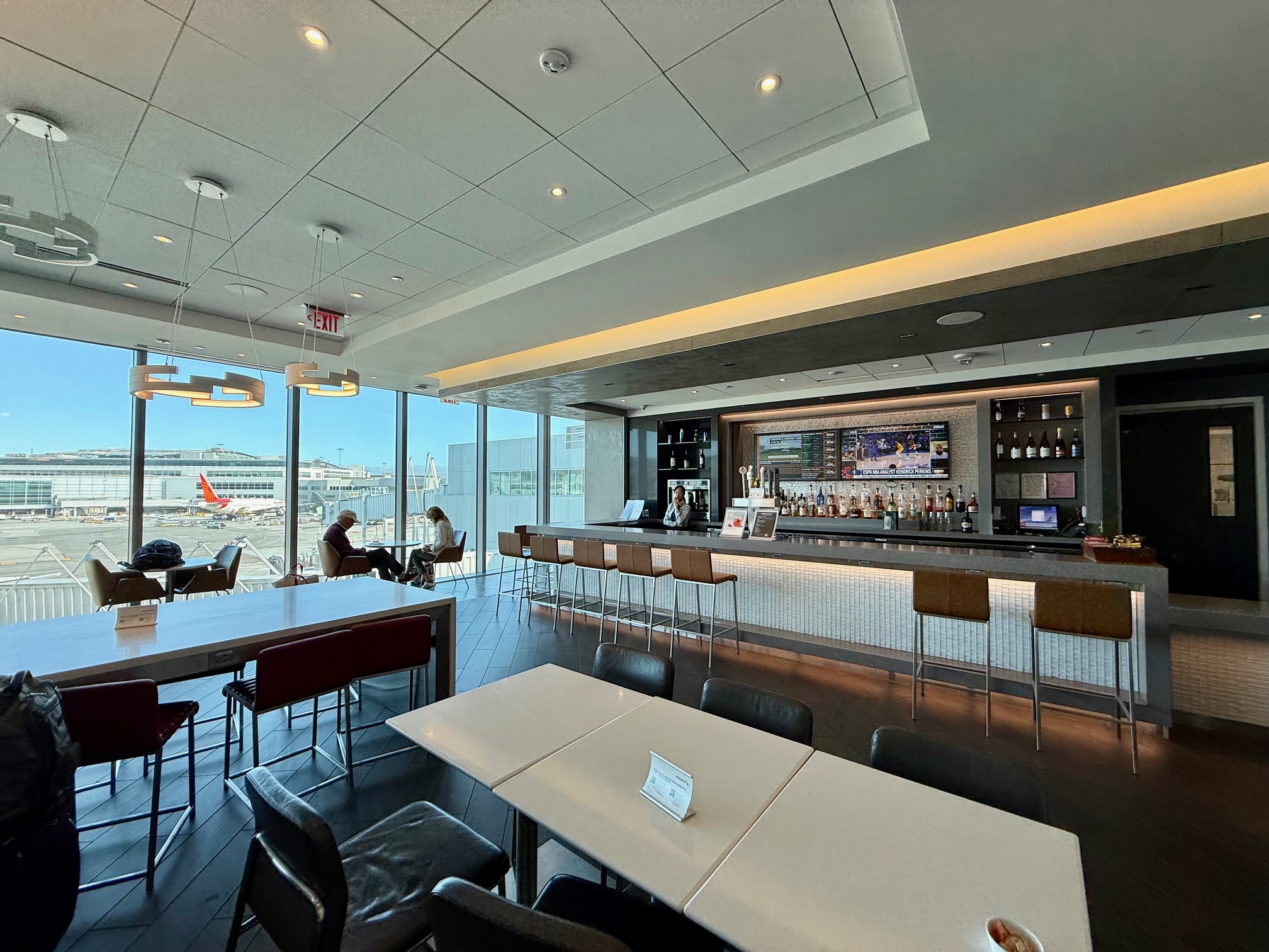 the bar at the American Airlines Admirals Club San Francisco