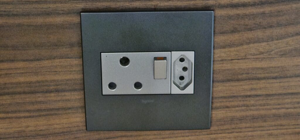 a wall outlet with a switch and a button