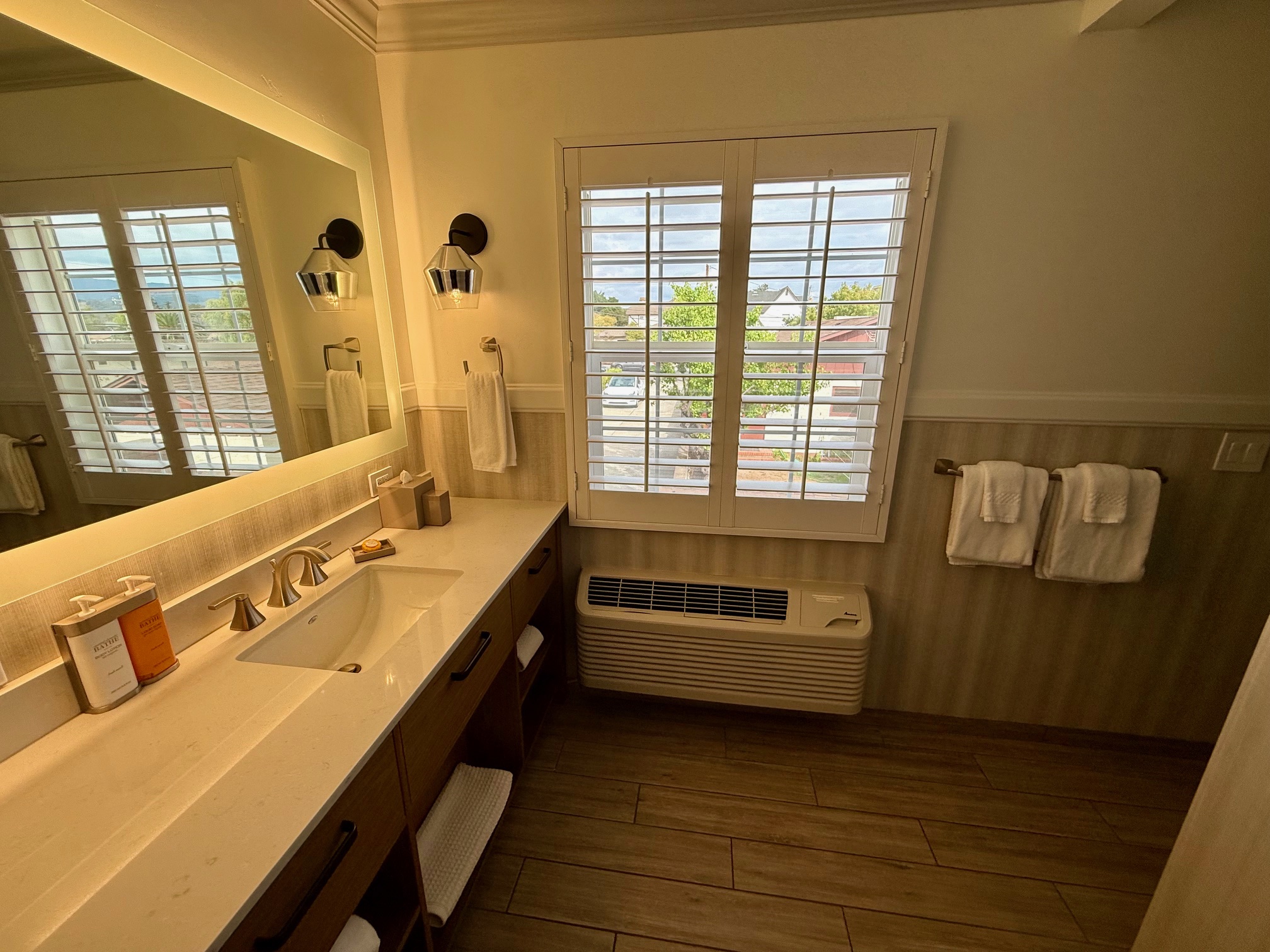 a bathroom with a mirror and sink at the Hadsten Solvang