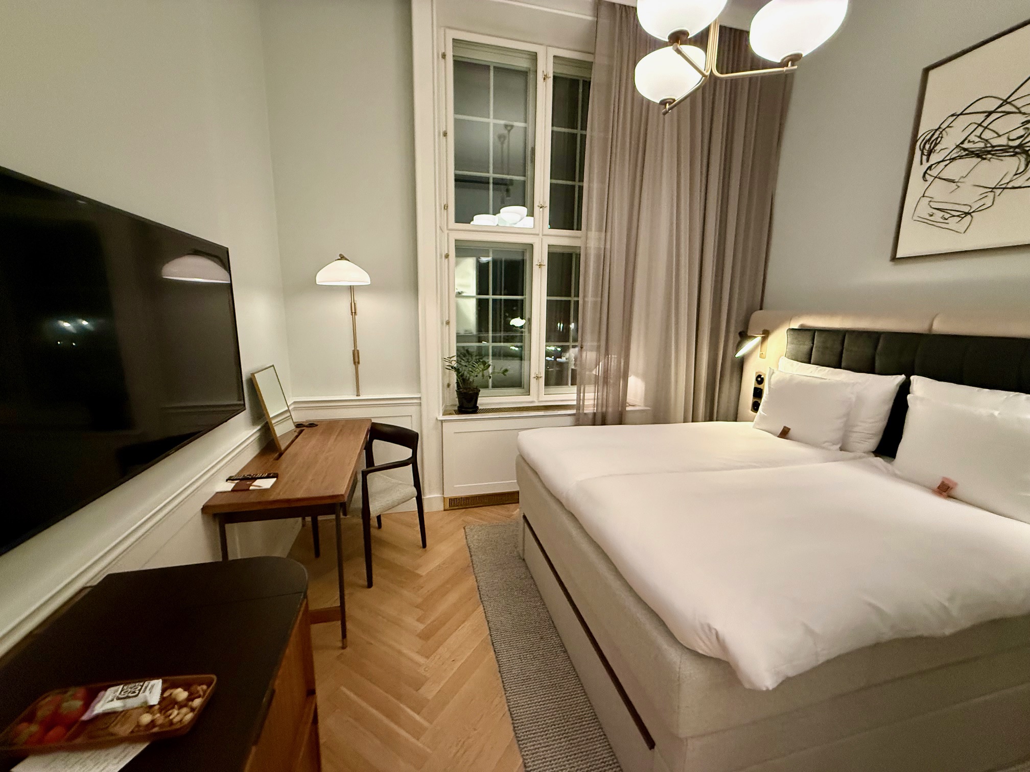 a room with a bed and a television at Villa Copenhagen