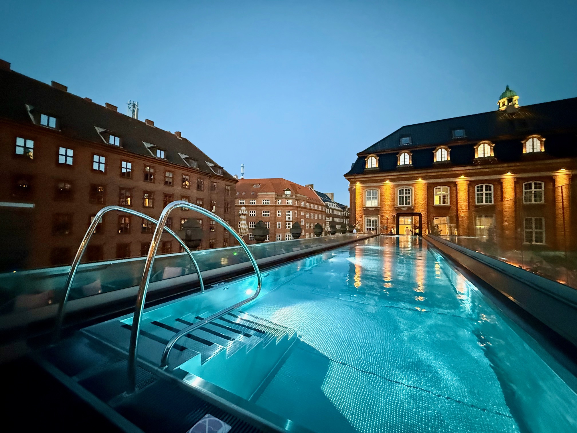 a pool on a roof top at the Villa Copenhagen Hotel