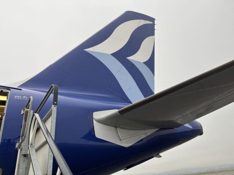 the tail of an airplane