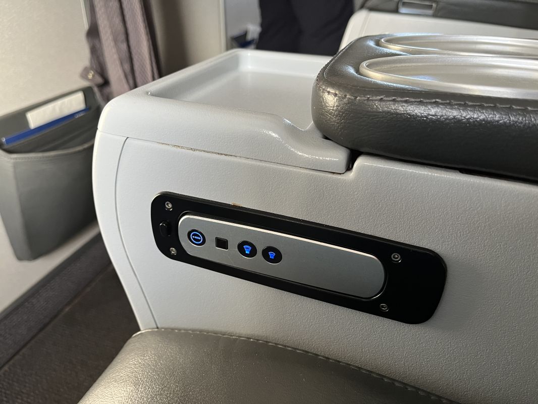 a seat with a black and silver button