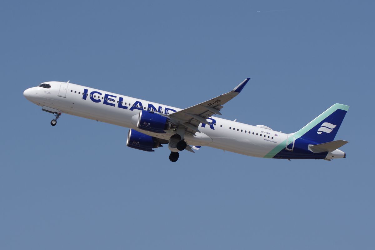 What is Icelandair's new A321neo Saga Premium business class like