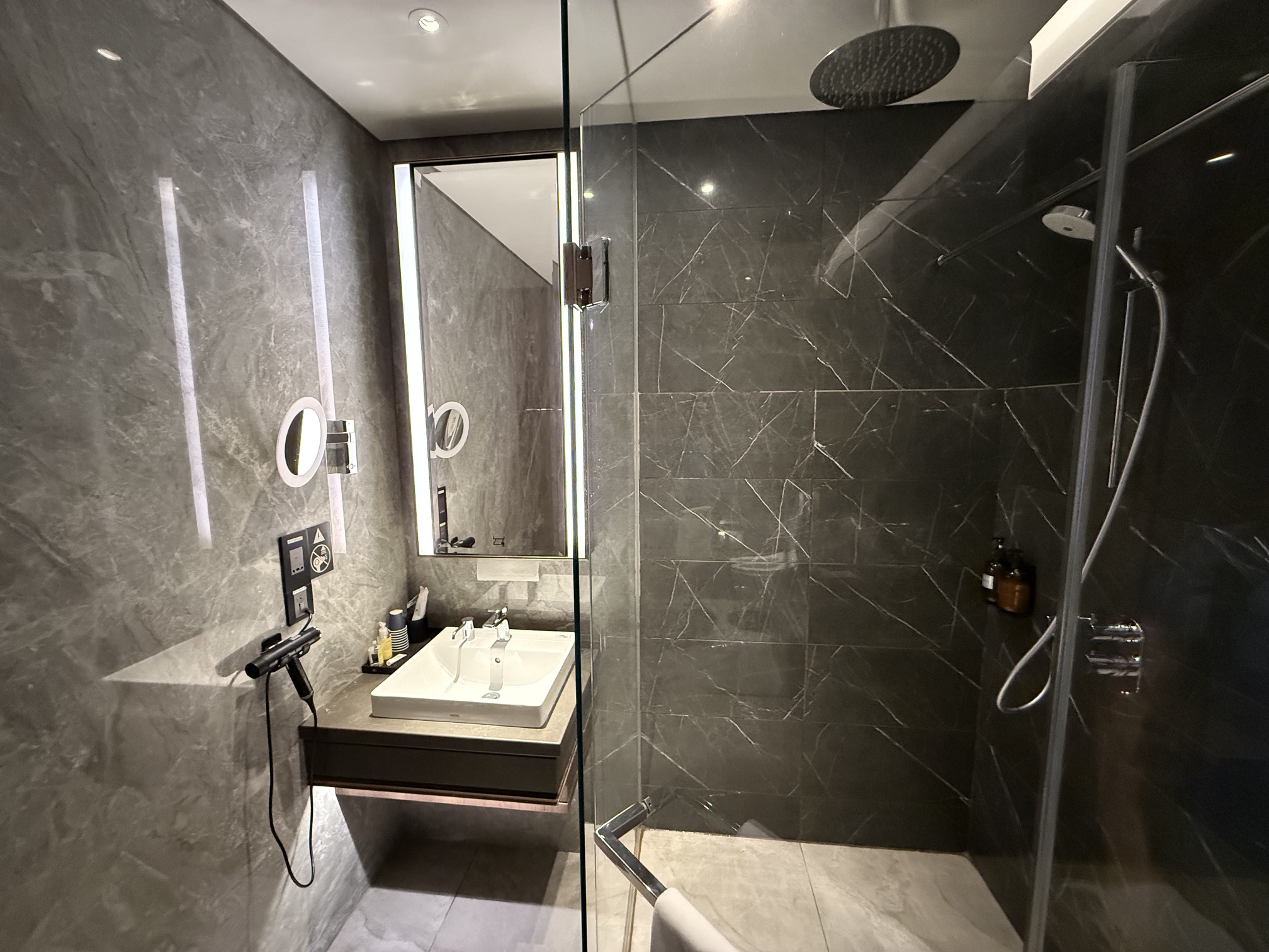 SilverKris Lounges Shower